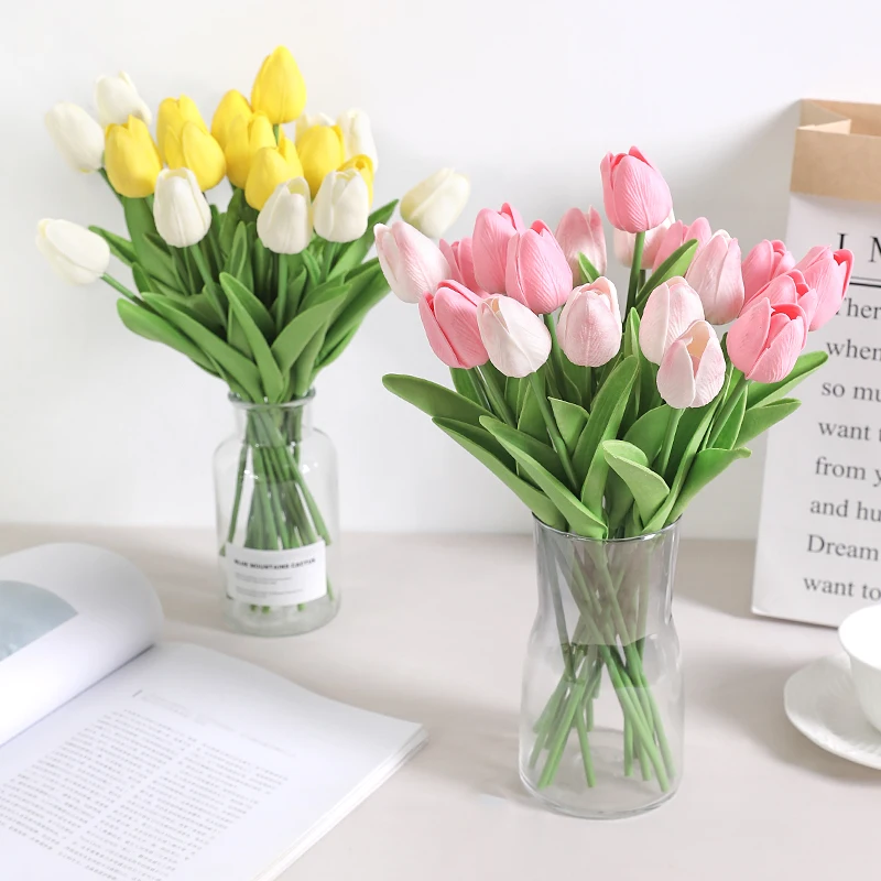 Fake flowers in a vase 